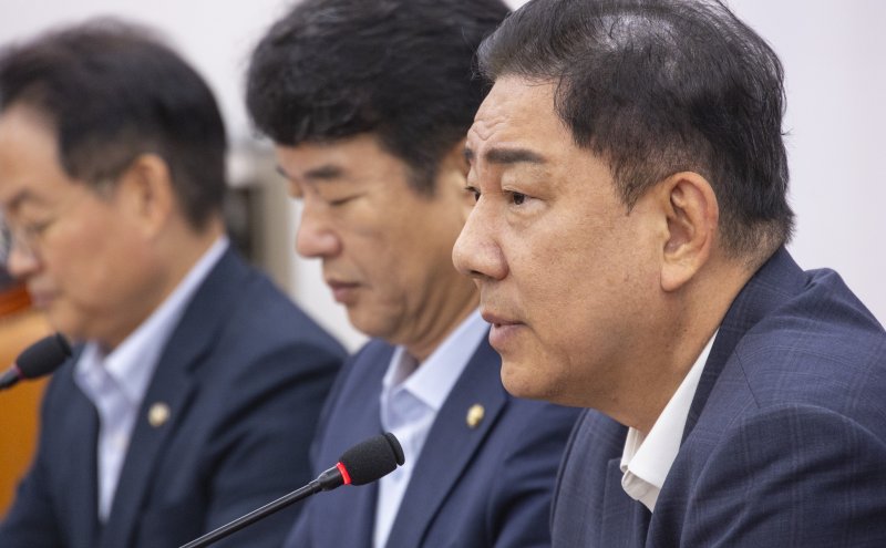 김병기 더불어민주당 원내대표(오른쪽)가 지난 7일 국회에서 열린 원내대책회의에서 8월 국회 원내대책을 말하고 있다. 연합뉴스