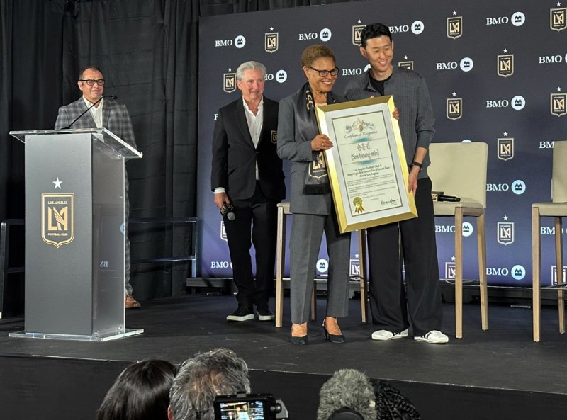 6일(현지시간) 미국 로스앤젤레스(LA) BMO 스타디움에서 열린 손흥민LAFC 입단 기자회견에서 캐런 배스 LA 시장이 손흥민에게 감사장을 전달하고 있다. 연합뉴스