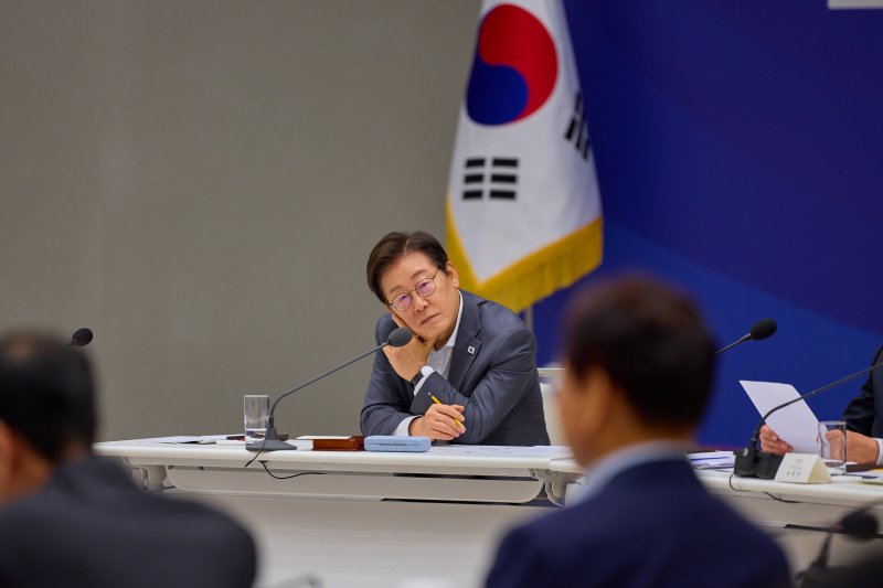 이재명 대통령이 지난 1일 서울 용산 대통령실 청사에서 열린 전국 시·도지사 간담회에서 발언을 듣고 있다. (이재명 대통령 SNS. 재판매 및 DB금지) 2025.8.2/뉴스1 ⓒ News1 이재명 기자