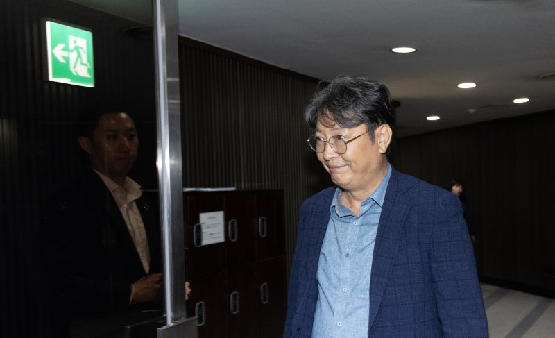 '주식 차명거래 의혹'이 제기된 이춘석 더불어민주당 의원이 5일 오후 서울 여의도 국회에서 방송법 개정안에 대한 무제한토론 종결동의의 건 투표를 마치고 본회의장을 빠져나가고 있다. 2025.8.5/뉴스1 ⓒ News1 이승배 기자