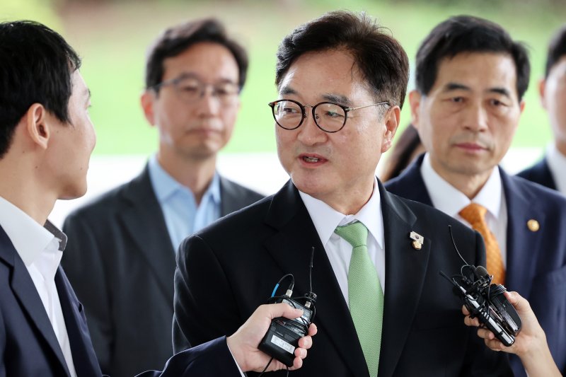 바카라사이트 소닉 국회의장이 7일 오전 서울 서초구 서울고등검찰청에 마련된 내란특검(특별검사 조은석)으로 참고인 조사를 위해 출석, 취재진 질문에 답하고 있다. 2025.8.7/뉴스1 ⓒ News1 황기선 기자