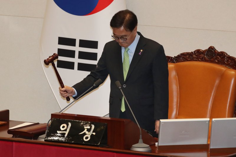 윤석열 대통령이 비상바카라사이트 소닉령을 선포한 가운데 4일 새벽 서울 여의도 국회 본회의장에서 열린 본회의에서 우원식 국회의장이 비상바카라사이트 소닉 해제 요구 결의안을 의결하고 있다. 2024.12.4/뉴스1 ⓒ News1 이광호 기자