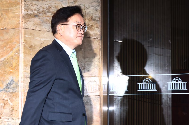 우원식 국회의장이 4일 새벽 서울 여의도 국회 본회의장 앞에서 비상바카라사이트 소닉 관련 긴급 기자회견을 하기 위해 단상으로 향하고 있다. 2024.12.4/뉴스1 ⓒ News1 김민지 기자