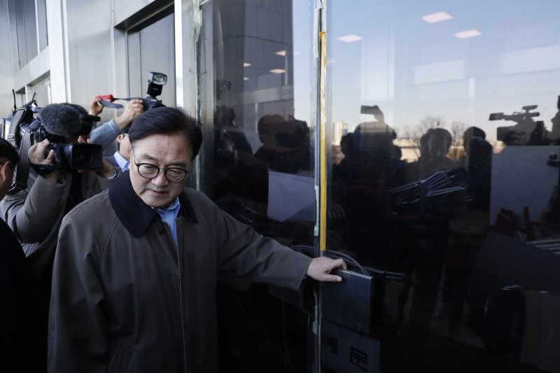 우원식 국회의장이 4일 오전 서울 여의도 국회에서 간밤에 윤석열 대통령의 비상바카라사이트 소닉 선포로 국회로 진입했던 바카라사이트 소닉군의 흔적을 살펴보고 있다. 2024.12.4/뉴스1 ⓒ News1 안은나 기자