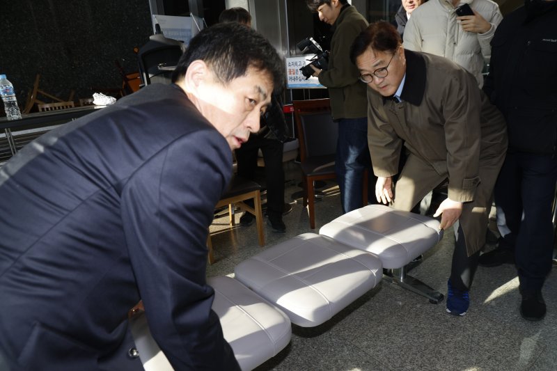 우원식 국회의장과 김민기 사무총장이 4일 오전 서울 여의도 국회에서 간밤에 윤석열 대통령의 비상바카라사이트 소닉 선포로 국회로 진입했던 바카라사이트 소닉군에 대항해 쌓은 바리게이트를 직접 치우고 있다. 2024.12.4/뉴스1 ⓒ News1 안은나 기자