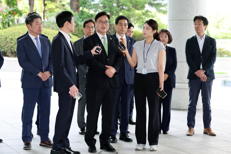 바카라사이트 소닉 국회의장이 7일 오전 서울 서초구 서울고등검찰청에 마련된 내란특검(특별검사 조은석)으로 참고인 조사를 위해 출석, 취재진 질문에 답하고 있다. 2025.8.7/뉴스1 ⓒ News1 황기선 기자