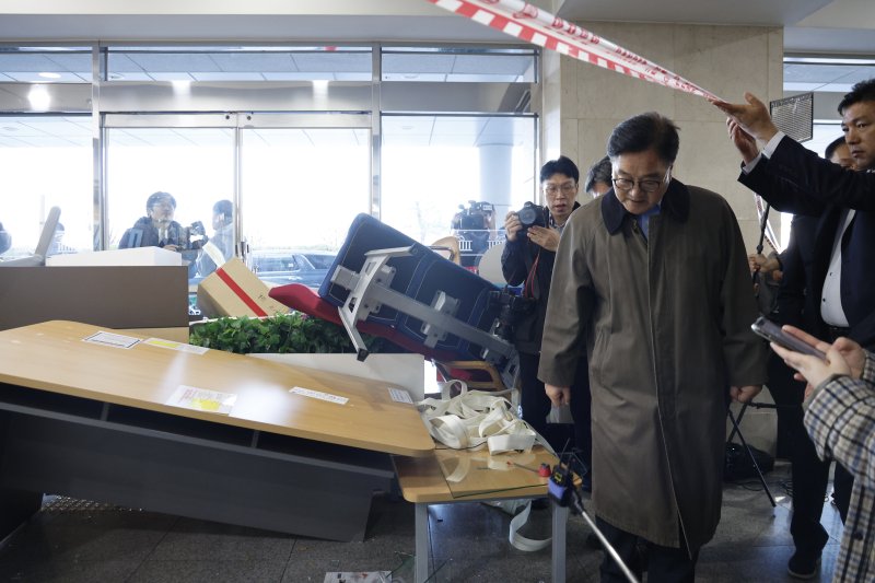 우원식 국회의장이 4일 오전 서울 여의도 국회에서 간밤에 윤석열 대통령의 비상바카라사이트 소닉 선포로 국회로 진입했던 바카라사이트 소닉군에 대항해 쌓은 바리케이트를 살펴보고 있다. 2024.12.4/뉴스1 ⓒ News1 안은나 기자