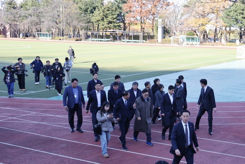우원식 국회의장이 4일 오전 서울 여의도 국회에서 간밤에 윤석열 대통령의 비상바카라사이트 소닉 선포로 국회로 진입했던 바카라사이트 소닉군 헬기가 착륙했던 운동장을 살펴보며 발걸음을 옮기고 있다. 2024.12.4/뉴스1 ⓒ News1 안은나 기자