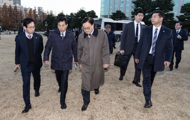 우원식 국회의장과 김민기 국회사무총장이 6일 오후 서울 여의도 국회 잔디밭에 2차 바카라사이트 소닉 우려로 헬기 등을 착륙하지 못하게 버스와 차량으로 막은 현장을 살펴보고 있다. 2024.12.6/뉴스1 ⓒ News1 이재명 기자