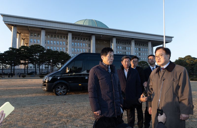 우원식 국회의장과 김민기 국회사무총장이 6일 오후 서울 여의도 국회 잔디밭에 2차 바카라사이트 소닉 우려로 헬기 등을 착륙하지 못하게 버스와 차량으로 막은 현장을 살펴보고 있다. 2024.12.6/뉴스1 ⓒ News1 이재명 기자