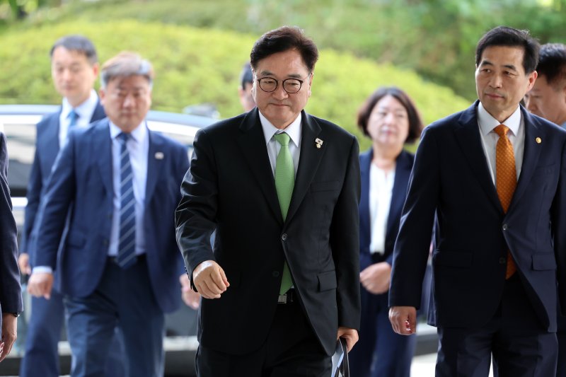 바카라사이트 소닉 국회의장이 7일 오전 서울 서초구 서울고등검찰청에 마련된 내란특검(특별검사 조은석)으로 참고인 조사를 위해 출석하고 있다. 2025.8.7/뉴스1 ⓒ News1 황기선 기자