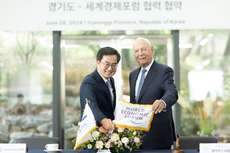 [수원=뉴시스] 김동연 무료 바카라사이트지사는 지난 6월28일 도담소(옛 도지사공관)에서 클라우스 슈밥 세계경제포럼(WEF) 회장과 만나 '4차산업혁명센터 설립에 관한 협력협약서(CA.Collaboration Agreement)'에 서명했다. (사진=경기도 제공) 2024.07.01. photo@newsis.com *재판매 및 DB 금지