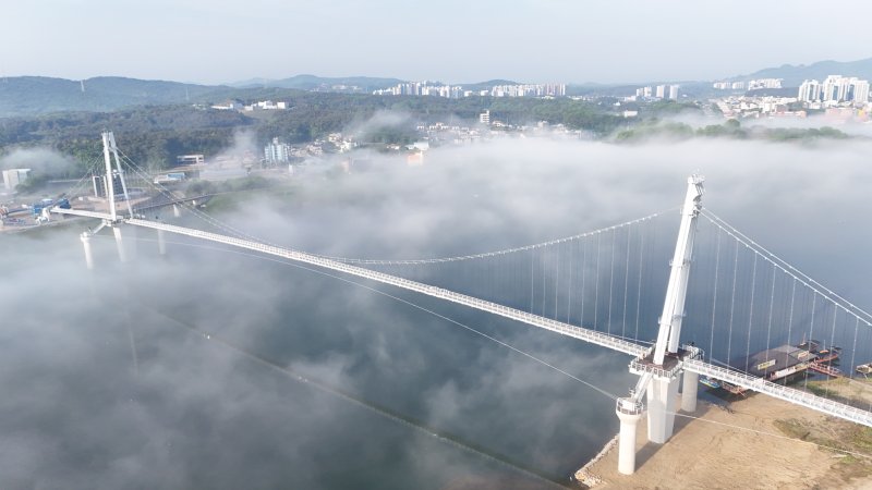 [여주=뉴시스]물안개로 덮인 여주남한강출렁다리 물안개(사진=여주시 제공)2025.08.07.photo@newsis.com *재판매 및 DB금지