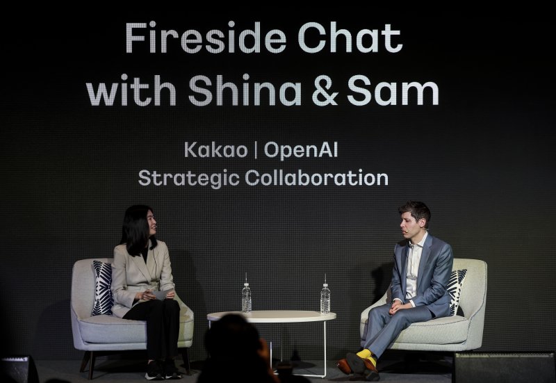 [서울=뉴시스] 정병혁 기자 = 정신아 카카오 대표와 샘 올트먼 오픈AI 최고경영자가 4일 서울 중구 플라자호텔에서 열린 카카오 기자간담회에서 대담을 하고 있다. 2025.02.04. jhope@newsis.com