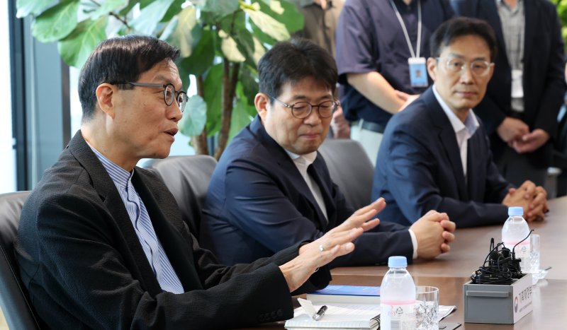 이창용 한국은행 총재(왼쪽 첫번째)가 7일 오전 서울 중구 한국은행에서 구윤철 경제부총리 겸 기획재정부 장관과의 면담에서 발언하고 있다. 뉴시스
