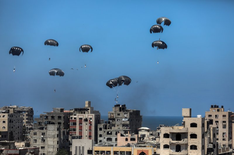6일(현지시간) 팔레스타인 가자지구에서 구호 물자들이 공중 투하되고 있다.신화연합뉴스