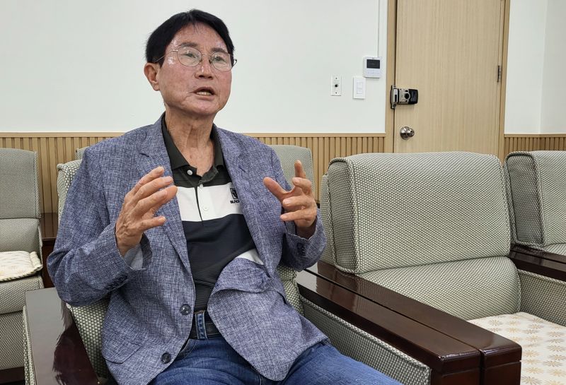 정수영 경기도장미연구연합회장이 7일 오후 고양국제꽃박람회 사무실에서 장미 농가의 어려움을 설명하고 있다. 사진=김경수 기자