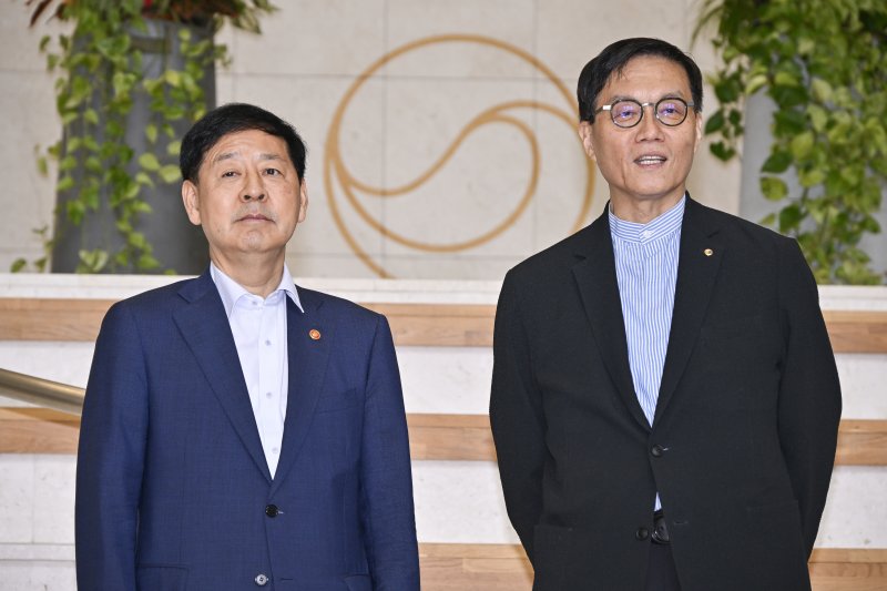 이창용 한국은행 총재(오른쪽)가 7일 오전 서울시 중구 남대문로 한국은행에서 토토 바카라 토토 바카라부총리 겸 기획재정부 장관을 만나 발언을 하고 있다. (공동취재) ⓒ News1 박정호 기자