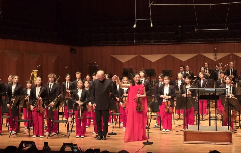 연주를 마친 뒤 인사하는 클라라 주미 강 (출처=연합뉴스)