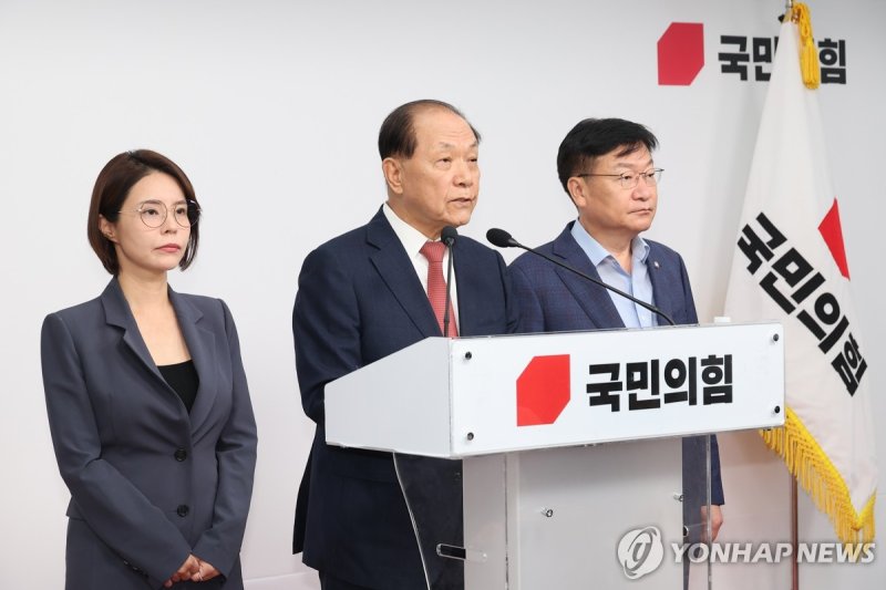 황우여 선거관리위원장, 본경선 진출자 발표 (출처=연합뉴스)