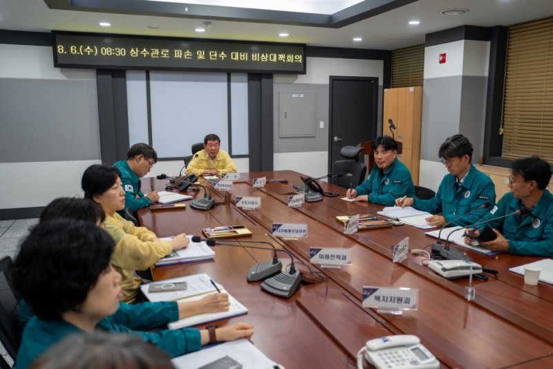 [가상 바카라=뉴시스] 이재영 충북 가상 바카라군수가 6일 군청에서 상수관로 누수에 따른 단수 사태 대응을 위한 비상대책회의를 열고 직원들과 상황 및 대책 방안 등을 논의하고 있다. (사진=가상 바카라군 제공) 2025.08.06. photo@newsis.com