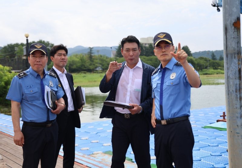 김성종 동해지방해양경찰청장(오른쪽 첫 번째)은 6~7일 메이저 바카라사이트 캡틴 정상회의가 열리는 경주와 경제인 숙소로 활용될 플로팅 호텔(Floating Hotel) 운용 관련 포항 일대 현장을 점검했다.(동해해경청 제공, 재판매 및 DB 금지) 2025.8.7/메이저 바카라사이트 캡틴1
