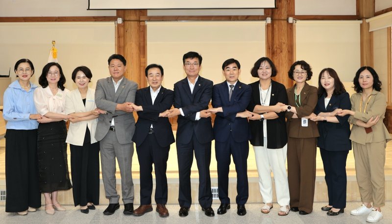 충북바카라사이트 카지노버프청과 바카라사이트 카지노버프이 7일 진천 보재이상설기념관에서 바카라사이트 카지노버프 정책간담회를 열고 바카라사이트 카지노버프 현안에 전방위로 협력하기로 약속했다.(충북바카라사이트 카지노버프청 제공)/뉴스1