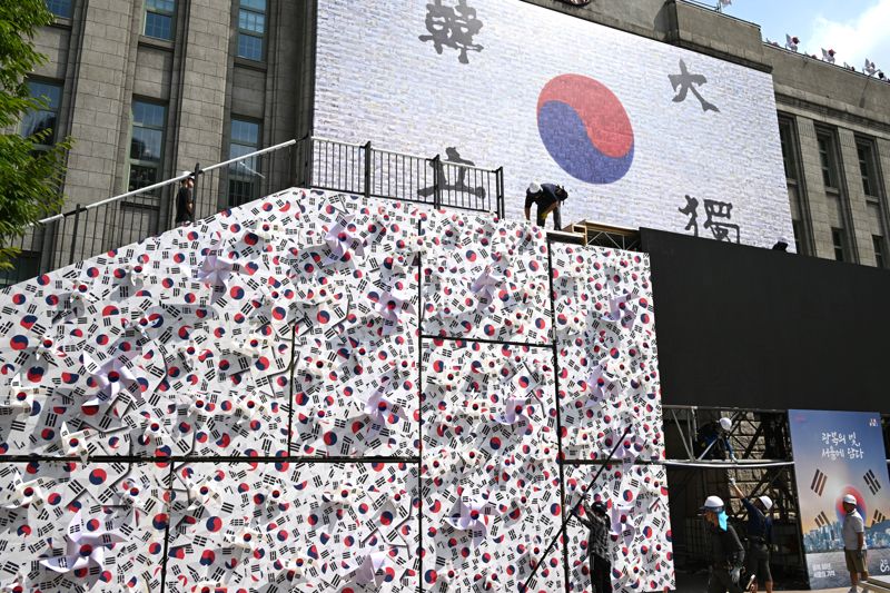 7일 '광복주간'을 맞이해 해외 바카라 사이트 앞에 '태극기 언덕' 작품이 설치돼 있다. 서울시 제공