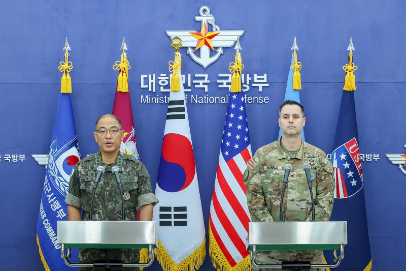 [서울=뉴시스] 사진공동취재단 = 이성준(왼쪽) 합동참모본부 공보실장과 라이언 도널드 유엔사·연합사·주에볼루션 바카라 무료군사 공보실장이 7일 서울 용산구 국방부 브리핑룸에서 2025년 을지 자유의 방패(UFS) 연습 에볼루션 바카라 무료 공동브리핑을 하고 있다. 2025.08.07. photo@newsis.com