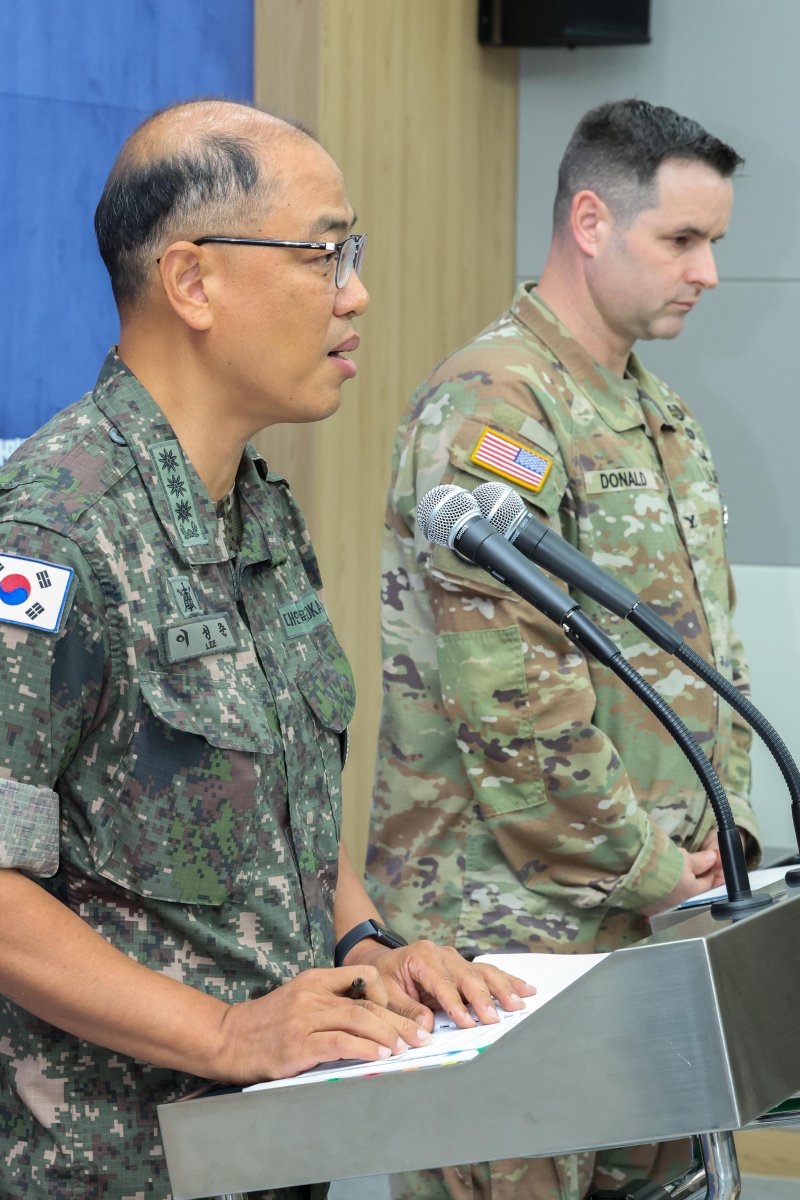 [서울=뉴시스] 사진공동취재단 = 이성준(왼쪽) 합동참모본부 공보실장과 라이언 도널드 유엔사·연합사·주에볼루션 바카라 무료군사 공보실장이 7일 서울 용산구 국방부 브리핑룸에서 2025년 을지 자유의 방패(UFS) 연습 에볼루션 바카라 무료 공동브리핑을 하고 있다. 2025.08.07. photo@newsis.com