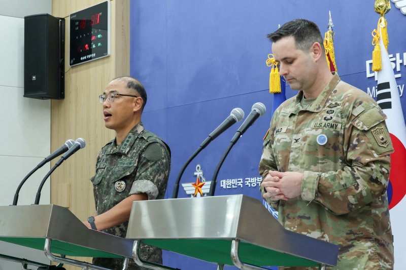[서울=뉴시스] 사진공동취재단 = 이성준(왼쪽) 합동참모본부 공보실장과 라이언 도널드 유엔사·연합사·주에볼루션 바카라 무료군사 공보실장이 7일 서울 용산구 국방부 브리핑룸에서 2025년 을지 자유의 방패(UFS) 연습 에볼루션 바카라 무료 공동브리핑을 하고 있다. 2025.08.07. photo@newsis.com