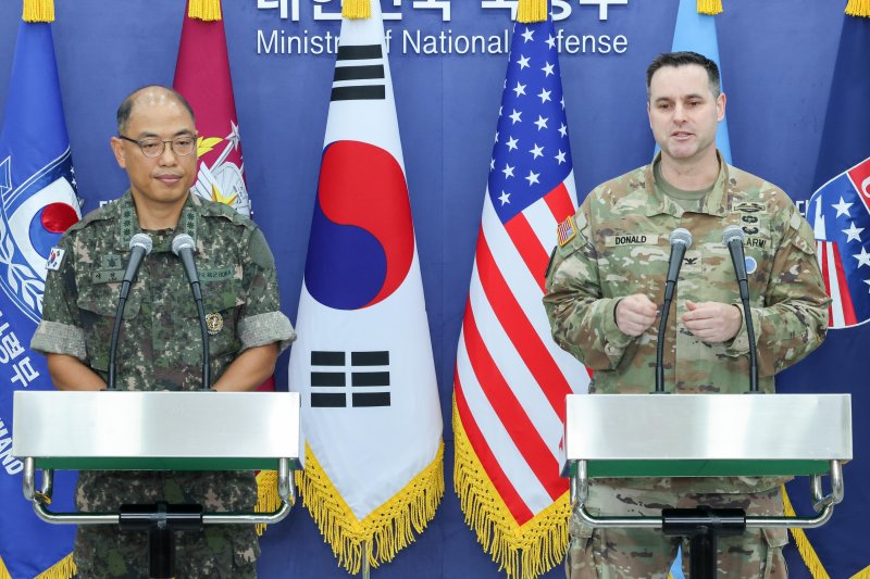 [서울=뉴시스] 사진공동취재단 = 이성준(왼쪽) 합동참모본부 공보실장과 라이언 도널드 유엔사·연합사·주에볼루션 바카라 무료군사 공보실장이 7일 서울 용산구 국방부 브리핑룸에서 2025년 을지 자유의 방패(UFS) 연습 에볼루션 바카라 무료 공동브리핑을 하고 있다. 2025.08.07. photo@newsis.com