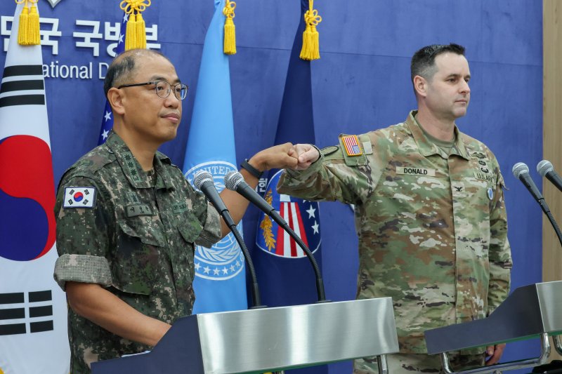 [서울=뉴시스] 사진공동취재단 = 이성준(왼쪽) 합동참모본부 공보실장과 라이언 도널드 유엔사·연합사·주에볼루션 바카라 무료군사 공보실장이 7일 서울 용산구 국방부 브리핑룸에서 2025년 을지 자유의 방패(UFS) 연습 에볼루션 바카라 무료 공동브리핑을 하며 주먹을 맞대고 있다. 2025.08.07. photo@newsis.com