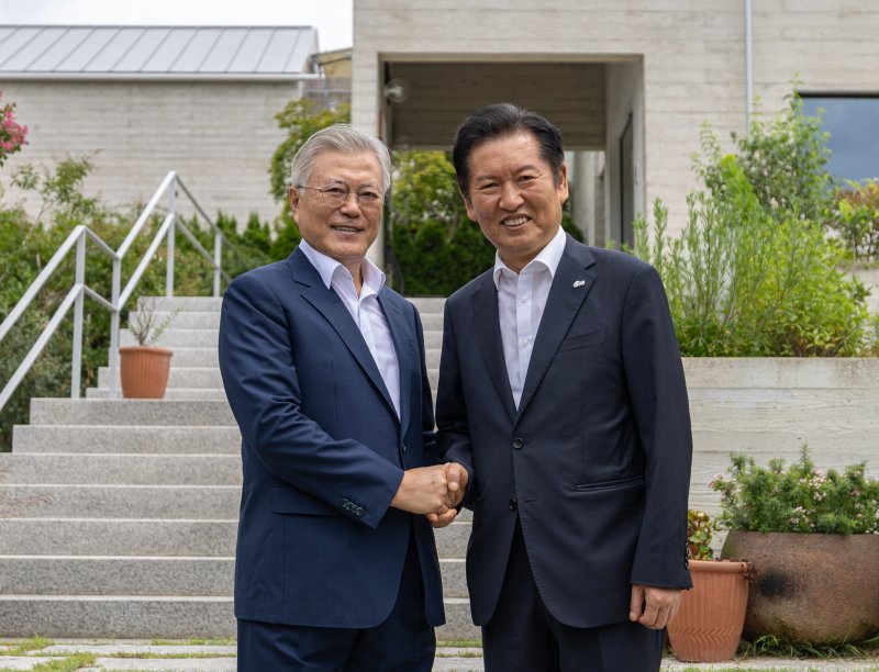 정청래, 노무현 묘역 참배하며 눈물…文에는 "남북협력 복원"