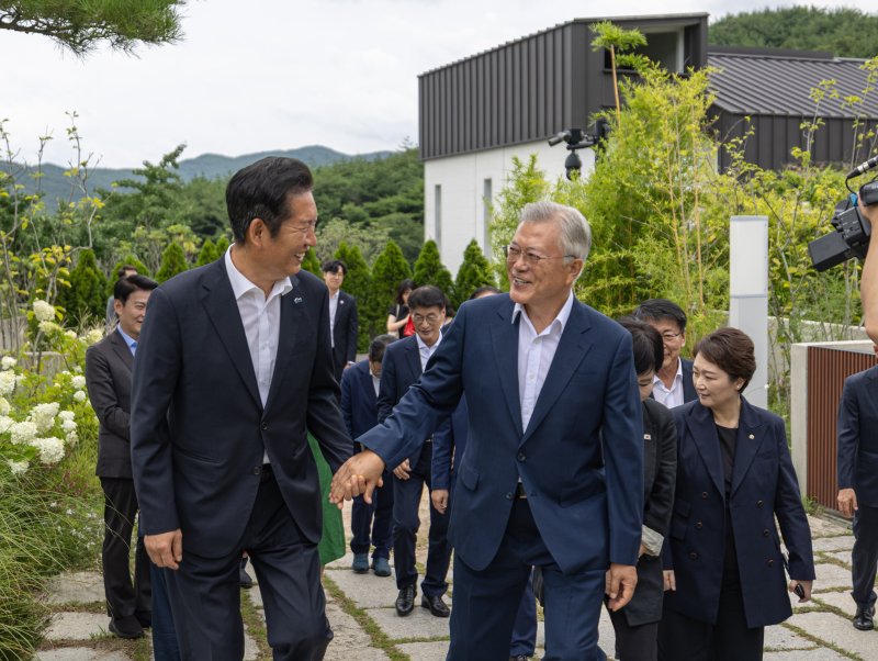 정청래, 노무현 묘역 참배하며 눈물…文에는 "남북협력 복원"