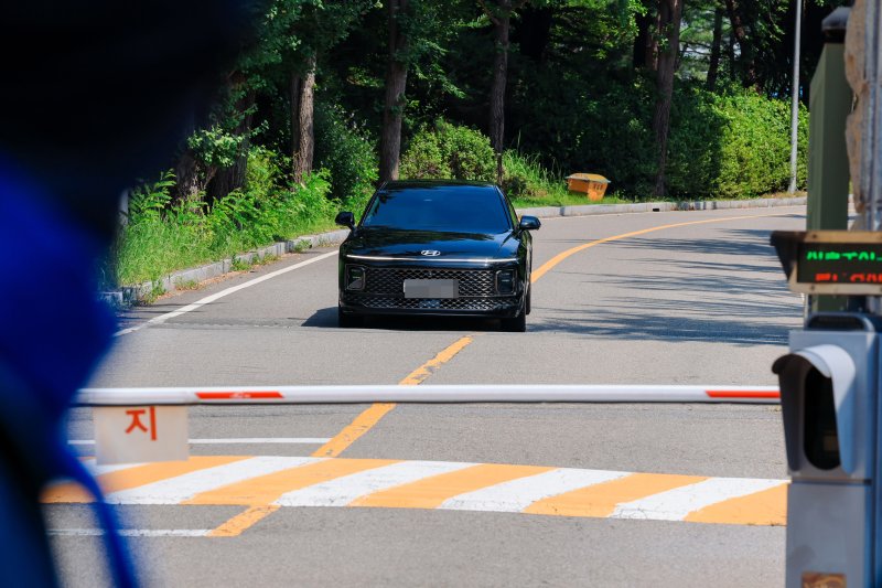 김건희 여사의 각종 의혹을 수사하는 김건희 특검팀(특별검사 민중기)의 윤석열 전 대통령에 대한 체포영장 집행이 실패한 1일 오전 경기도 의왕 서울구치소에서 특검팀이 탄 차량이 서울구치소를 빠져나가고 있다. (공동취재) 2025.8.1/뉴스1 ⓒ News1 김성진 기자