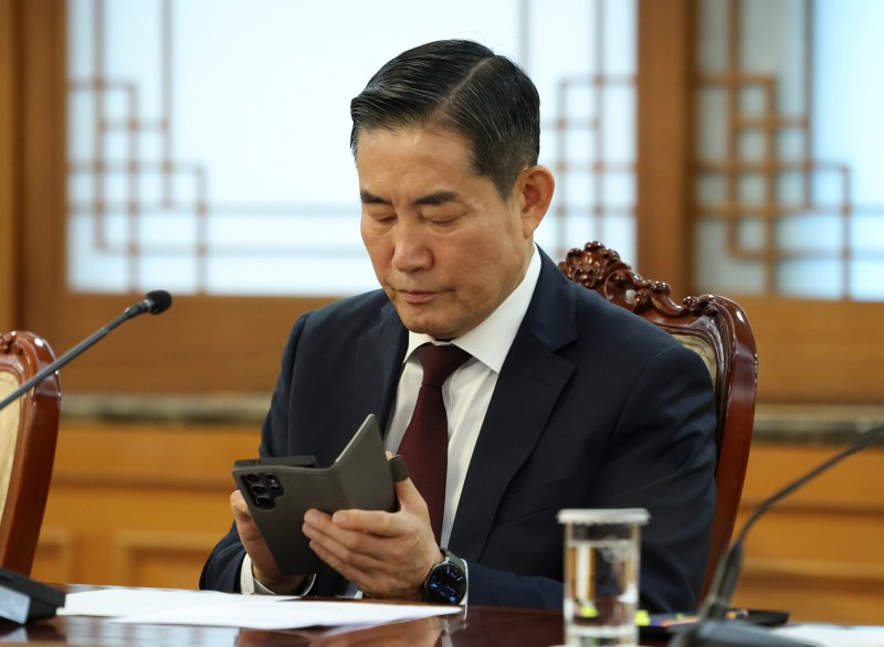 [서울=뉴시스] 고범준 기자 =12·3 비상계엄 선포 관련 내란 및 외환 사건을 수사하는 내란특검이 7일 신원식 전 국가안보실장과 조규홍 전 보건복지부 가상 바카라을 소환했다. 신 전 국가안보실장이 지난 5월 1일 서울 종로구 정부서울청사에서 열린 안보관계가상 바카라회의에 앞서 휴대전화를 보고 있다. 2025.05.01. bjko@newsis.com