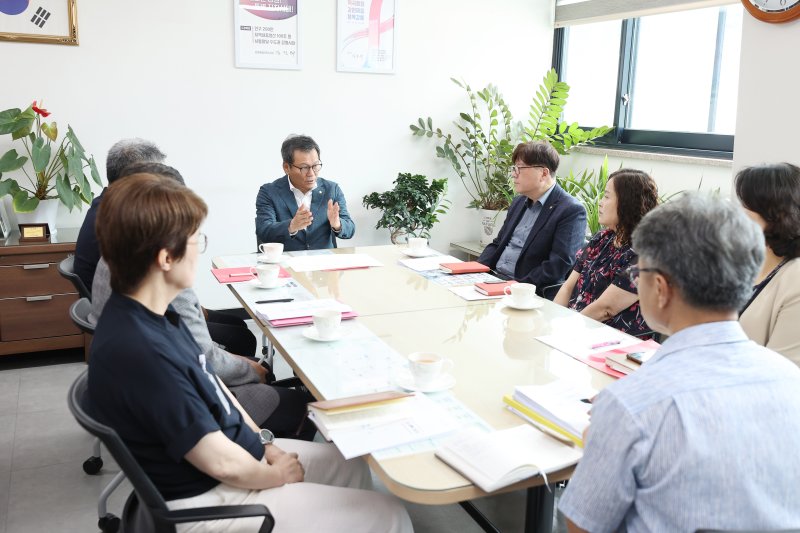 김홍규 강원 강릉시장(사진 가운데)이 7일 오전 시 보건소를 방문해 최근 지역 의료기관 시술 사태와 관련한 현장 점검회의를 열고 철저한 관리 감독을 주문하고 있다.(강릉시 제공, 재판매 및 DB 금지) 2025.8.7/뉴스1