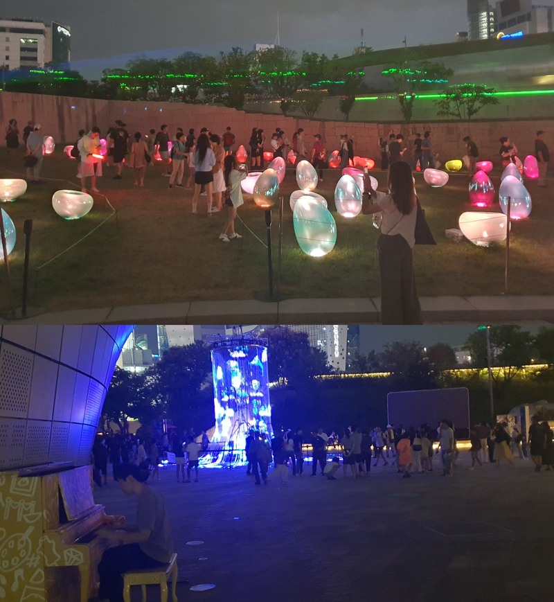 (위)지난 4일 DDP 내부 전시된 '서울라이트' 행사에서 시민들이 라이트 조형물을 배경으로 사진을 찍고 있다. (아래) 한 시민이 DDP에 설치된 피아노를 연주하고 있다. 사진=최승한 기자
