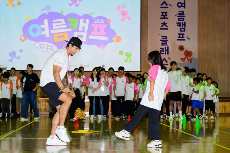 제일기획은 7일 경기도 고양시 삼성화재 글로벌캠퍼스 다목적홀에서 삼성 다문화청소년 스포츠 클래스 여름캠프를 개최했다. 서울 삼성 썬더스 농구단 저스틴 구탕 선수와 학생들이 함께 제기차기를 하고 있다. (사진제공 = 제일기획)