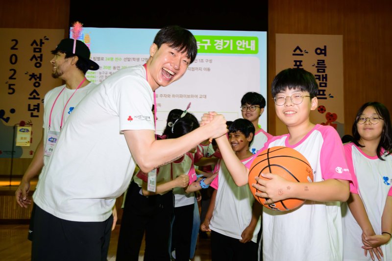 제일기획은 7일 경기도 고양시 삼성화재 글로벌캠퍼스 다목적홀에서 삼성 다문화청소년 스포츠 클래스 여름캠프를 개최했다. 서울 삼성 썬더스 농구단 최성모 선수와 학생들이 포즈를 취하고 있다. (사진제공 = 제일기획)