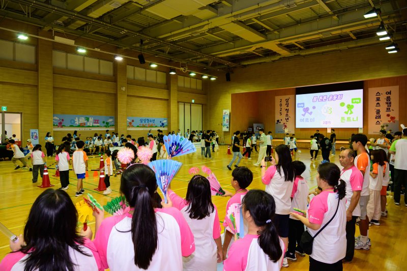 제일기획은 7일 경기도 고양시 삼성화재 글로벌캠퍼스 다목적홀에서 삼성 다문화청소년 스포츠 클래스 여름캠프를 개최했다. 학생들이 열띤 응원전을 펼치고 있다. (사진제공 = 제일기획)
