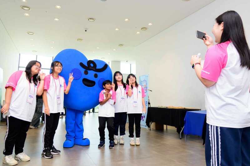제일기획은 7일 경기도 고양시 삼성화재 글로벌캠퍼스 다목적홀에서 삼성 다문화청소년 스포츠 클래스 여름캠프를 개최했다. 삼성 다문화청소년 스포츠 클래스 마스코트와 함께 기념촬영을 하고 있다. (사진제공 = 제일기획)