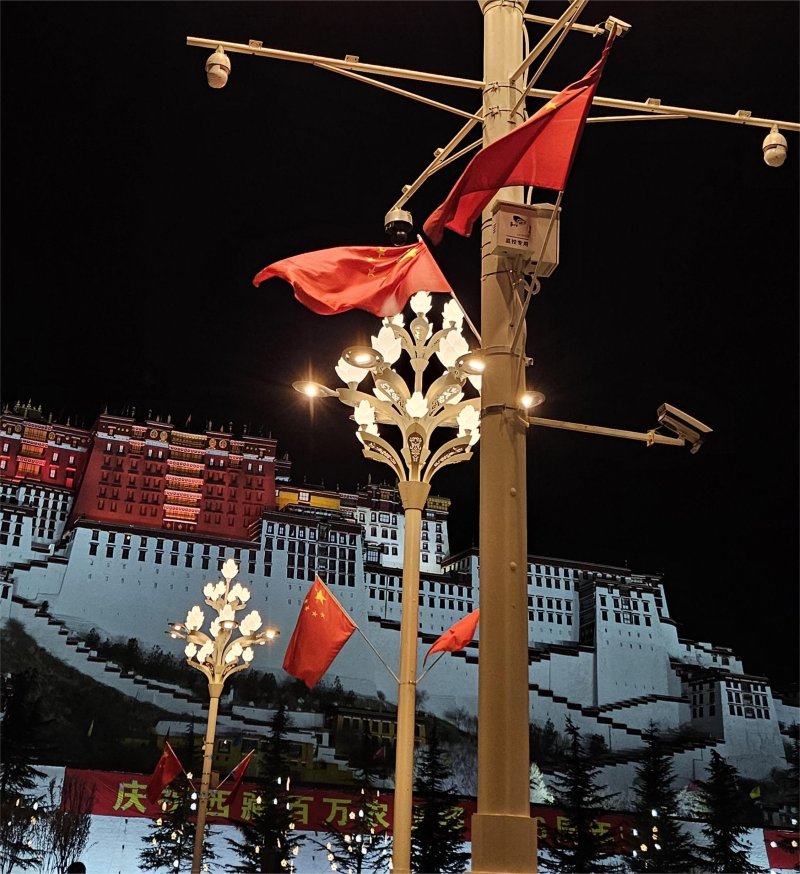 시짱(티베트) 자치구 성도 라싸에 위치한 포탈라궁 광장 앞에 오성홍기가 휘날리고 있다. ⓒ News1 정은지 특파원