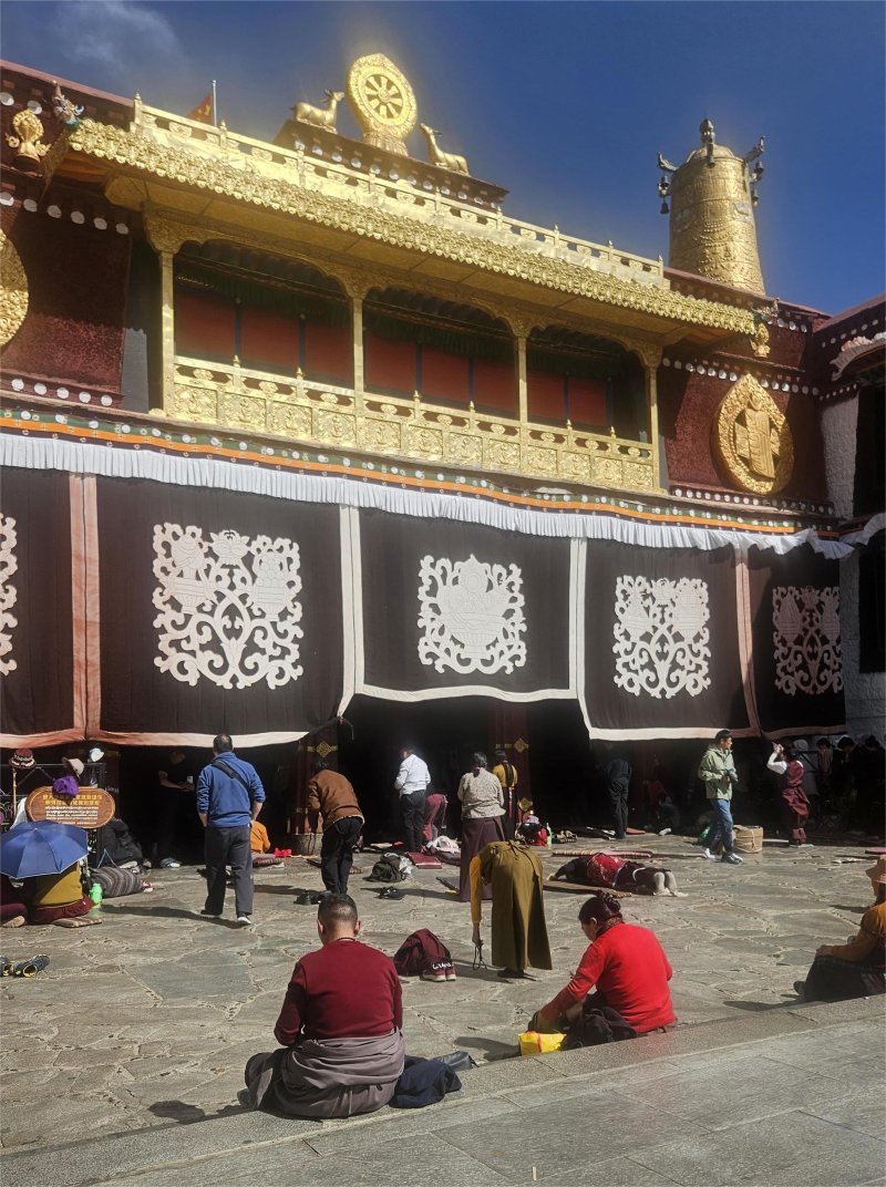 시짱(티베트) 자치구 성도 라싸에 위치한 조캉사원을 찾은 순례객들과 관광객 모습. ⓒ News1 정은지 특파원