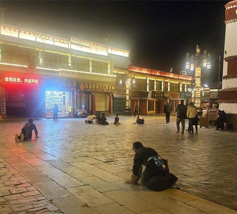 시짱(티베트) 자치구 성도 라싸에 위치한 바코르사원에서 순례객들이 오체투지를 하고 있다. ⓒ News1 정은지 특파원