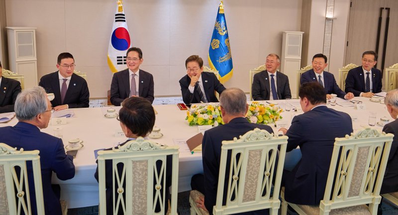 이재명 대통령이 13일 서울 용산구 대통령실에서 열린 6경제단체와 기업인 간담회에서 바카라사이트 순위자의 발언을 경청하고 있다. (대통령실 제공. 재판매 및 DB 금지) 2025.6.13/바카라사이트 순위1 ⓒ News1 허경 기자
