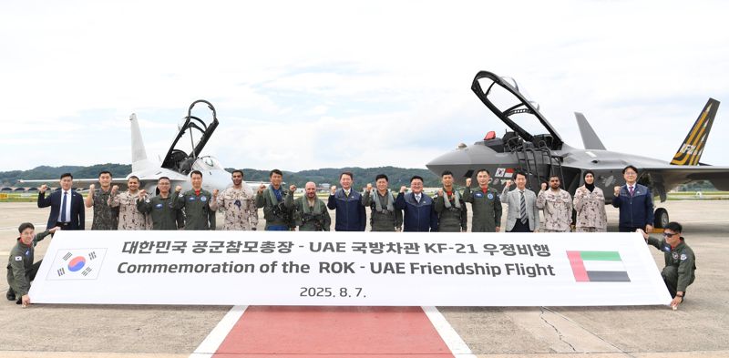 이영수 공군참모총장과 이브라힘 나세르 모하메드 알 알라위(Ibrahim Nasser Mohammed Al Alawi) 아랍에미리트연합국 국방차관은 7일 공군 사천기지를 찾아 FA-50, KF-21에 각각 탑승해 국산항공기의 우수성을 체험하는 우정비행을 실시했다. 사진은 우정비행을 마치고 양국 국방 관계자들과 KAI 관계자들이 기념촬영하고 있는 모습. 공군 제공
