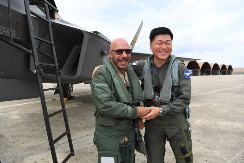 이영수 공군참모총장과 이브라힘 나세르 모하메드 알 알라위(Ibrahim Nasser Mohammed Al Alawi) 아랍에미리트연합국 국방차관은 8월 7일(목) 공군 사천기지를 찾아 FA-50, KF-21에 각각 탑승해 국산항공기의 우수성을 체험하는 우정비행을 실시했다. 사진은 우정비행을 마치고 손을 맞잡은 이 총장과 알 알라위 UAE 국방차관. 공군 제공