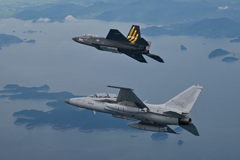 이영수 공군참모총장과 이브라힘 나세르 모하메드 알 알라위(Ibrahim Nasser Mohammed Al Alawi) 아랍에미리트연합국 국방차관은 8월 7일(목) 공군 사천기지를 찾아 FA-50, KF-21에 각각 탑승해 국산항공기의 우수성을 체험하는 우정비행을 실시했다. 사진은 우정비행하고 있는 이 총장과 알 알라위 UAE 국방차관. 공군 제공